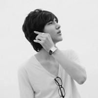男生暖色调头像图片_WWW.WHOISQQ.COM