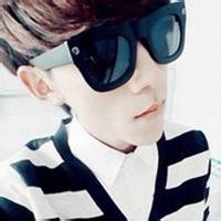 qq头像图片男生靠墙卖萌_WWW.WHOISQQ.COM
