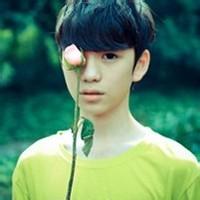 嘴叼玫瑰花的男生头像图片_WWW.WHOISQQ.COM