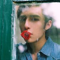 嘴叼玫瑰花的男生头像图片_WWW.WHOISQQ.COM