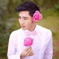 嘴叼玫瑰花的男生头像图片_WWW.WHOISQQ.COM