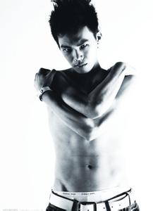 背心的背影男生头像图片_WWW.WHOISQQ.COM