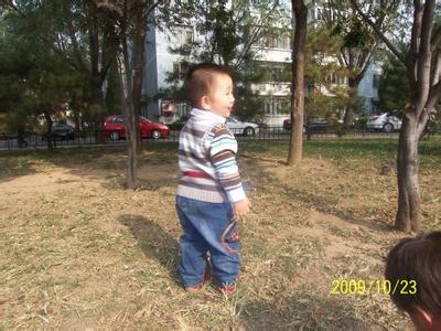 背心的背影男生头像图片_WWW.WHOISQQ.COM