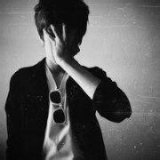 qq头像图片男生带黑色帽子_WWW.WHOISQQ.COM