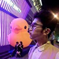 男生抱狗狗睡觉头像图片_WWW.WHOISQQ.COM