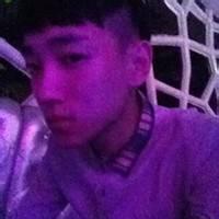 男生抱狗狗睡觉头像图片_WWW.WHOISQQ.COM