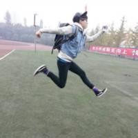 男生抱狗狗睡觉头像图片_WWW.WHOISQQ.COM