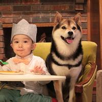 男生抱狗狗睡觉头像图片_WWW.WHOISQQ.COM