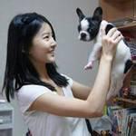 男生抱狗狗睡觉头像图片_WWW.WHOISQQ.COM