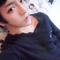 男生仰头看天空的头像图片_WWW.WHOISQQ.COM