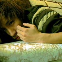 男生仰头看天空的头像图片_WWW.WHOISQQ.COM