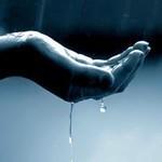 男生雨中头像图片_WWW.WHOISQQ.COM