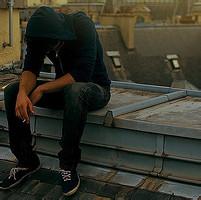 男生低头思考头像图片_WWW.WHOISQQ.COM