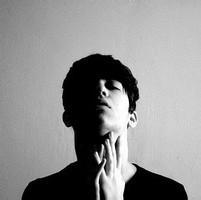 男生低头思考头像图片_WWW.WHOISQQ.COM