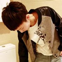 男生低头思考头像图片_WWW.WHOISQQ.COM