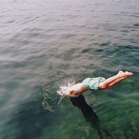 站在大海边的男生头像图片_WWW.WHOISQQ.COM