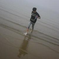 站在大海边的男生头像图片_WWW.WHOISQQ.COM