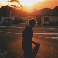 海边夕阳下的男生头像图片_WWW.WHOISQQ.COM