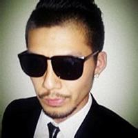 男生抓领带头像图片_WWW.WHOISQQ.COM