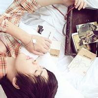坐在桌子上的男生头像图片_WWW.WHOISQQ.COM