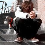 坐在桌子上的男生头像图片_WWW.WHOISQQ.COM
