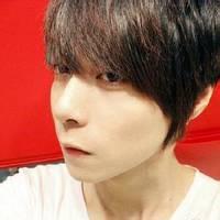 单色背景男生头像图片_WWW.WHOISQQ.COM