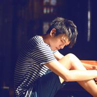 坐在墙角的男生qq头像图片_WWW.WHOISQQ.COM