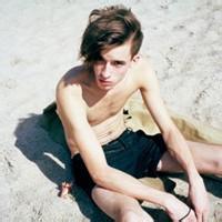 坐在墙角的男生qq头像图片_WWW.WHOISQQ.COM