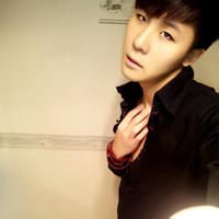 坐在墙角的男生qq头像图片_WWW.WHOISQQ.COM