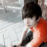 坐在墙角的男生qq头像图片_WWW.WHOISQQ.COM