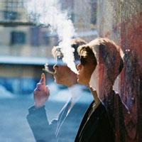 背对低头男生qq头像图片_WWW.WHOISQQ.COM