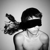 背对低头男生qq头像图片_WWW.WHOISQQ.COM
