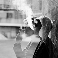 背对低头男生qq头像图片_WWW.WHOISQQ.COM