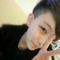 qq头像图片男生萌娃拿杯子_WWW.WHOISQQ.COM