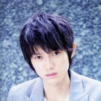 简约清新男生头像图片_WWW.WHOISQQ.COM
