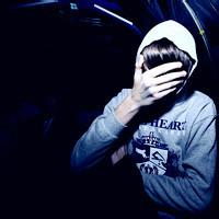 躺地男生头像图片_WWW.WHOISQQ.COM