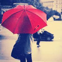 男生头像图片雨中打伞_WWW.WHOISQQ.COM