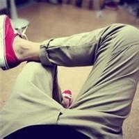 qq头像图片男生撑着红雨伞_WWW.WHOISQQ.COM