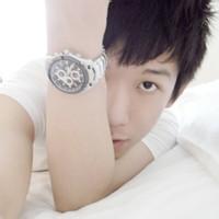 白背景男生头像图片_WWW.WHOISQQ.COM