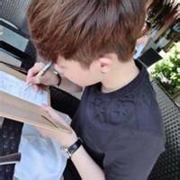 翘着脚的男生头像图片_WWW.WHOISQQ.COM