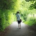 背景是绿色的男生头像图片_WWW.WHOISQQ.COM