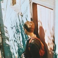 qq头像图片男生清新背书包_WWW.WHOISQQ.COM