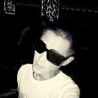 qq头像图片男生低头丶浅笑_WWW.WHOISQQ.COM