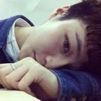 qq头像图片男生低头丶浅笑_WWW.WHOISQQ.COM