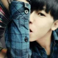 qq头像图片男生低头丶浅笑_WWW.WHOISQQ.COM
