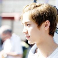 qq头像图片男生长腿欧巴_WWW.WHOISQQ.COM