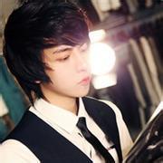穿黑西服的男生头像图片_WWW.WHOISQQ.COM
