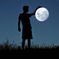 有月亮的男生头像图片_WWW.WHOISQQ.COM