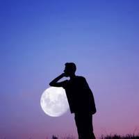有月亮的男生头像图片_WWW.WHOISQQ.COM