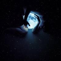 有月亮的男生头像图片_WWW.WHOISQQ.COM